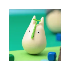Figurine Culbuto Totoro Blanc avec feuille - Mon Voisin Totoro