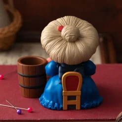 Figurine pot à crayon Yubaba tricote - Le Voyage de Chihiro